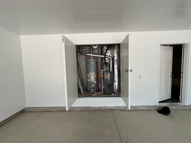 Building Photo - New Never Lived in Springville Townhome Fo...