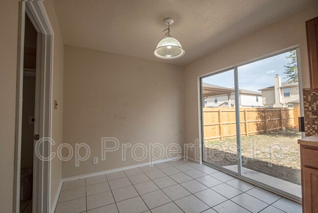 Building Photo - 518 Reba