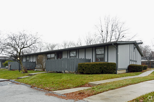 Primary Photo - Poplar Court Apartments