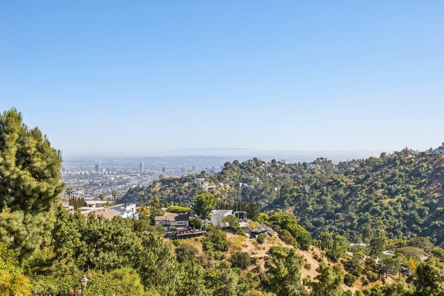 Building Photo - 2411 Mount Olympus Dr