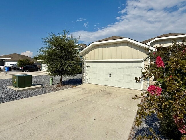 Building Photo - Luxury 3-bedroom, 2-bathroom Duplex in Seg...