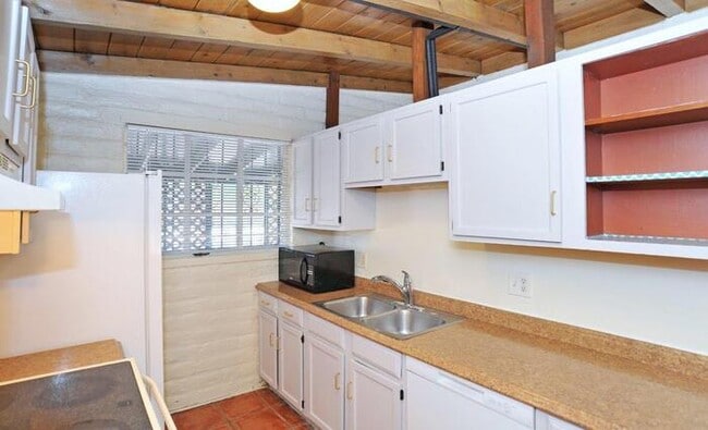 Building Photo - 4 bedroom/2 bath home on large lot near Alvernon/Grant!