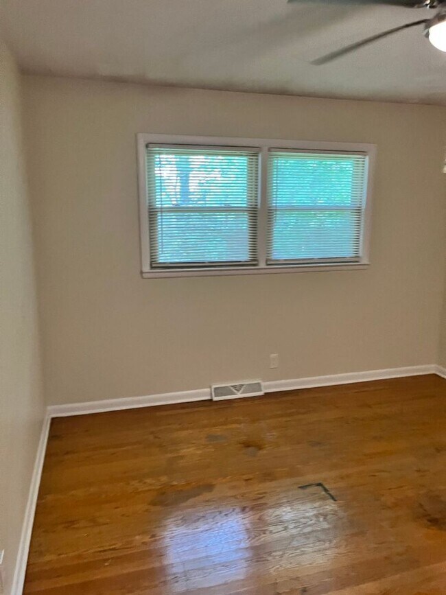 Building Photo - Centrally located Ranch Style Home in Murf...