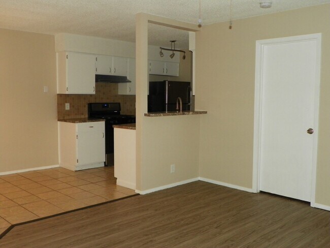 Building Photo - 410.412 Cypress Ln