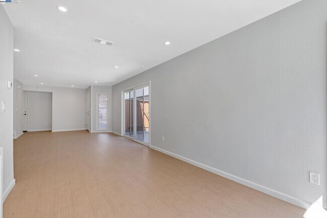 Building Photo - 390 Grovewood Loop N