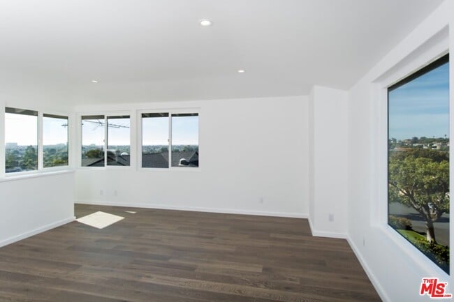 Building Photo - 13118 Dewey St