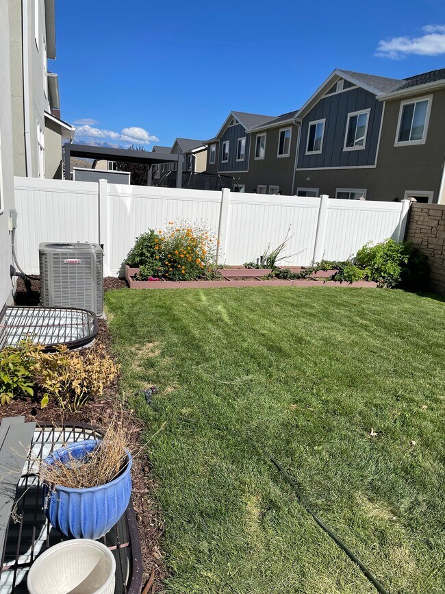 Building Photo - 4172 E Tivon Ln