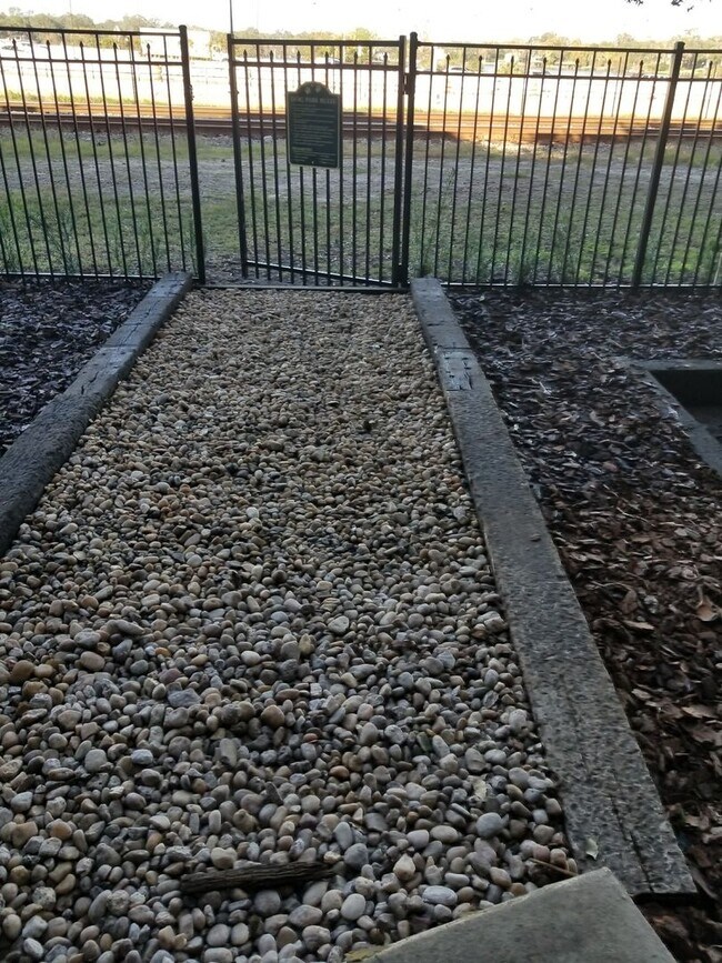 Building Photo - New listing 2/2 with pool view