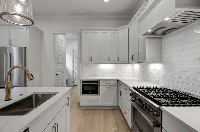 Building Photo - Luxurious Low-Maintenance Living in Westha...