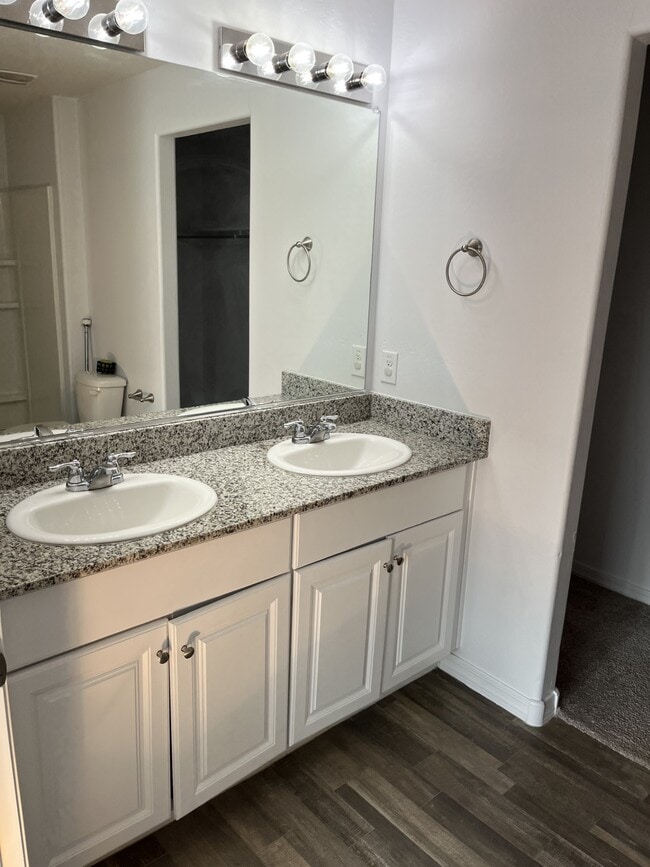 mater bath has double sinks - 1043 W Seminole Dr