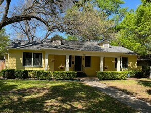 Building Photo - 137 Schreiner Pl