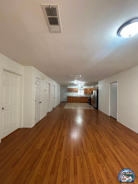 Building Photo - 572 Lenrey Ave