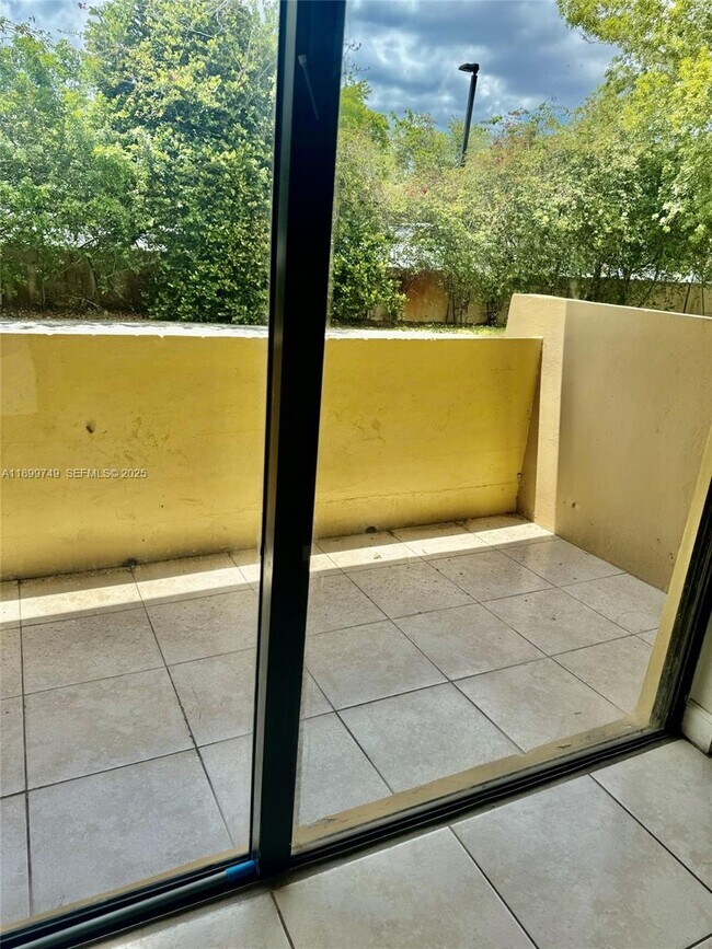 Building Photo - 10431 N Kendall Dr