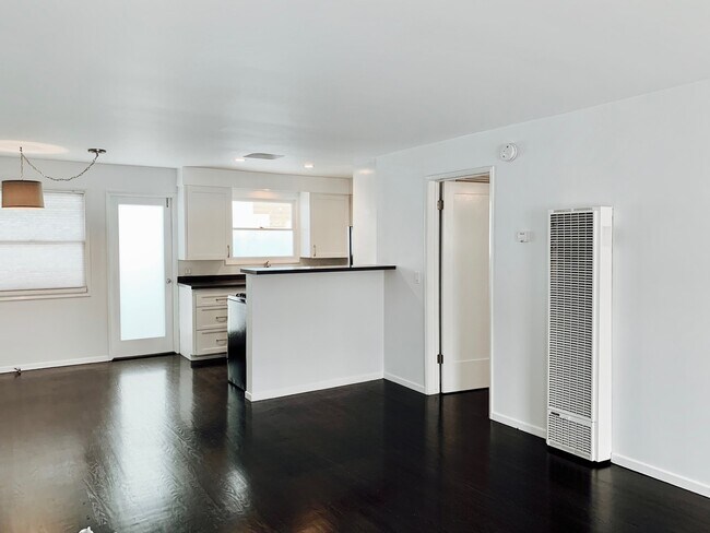 Building Photo - 710 Bay St