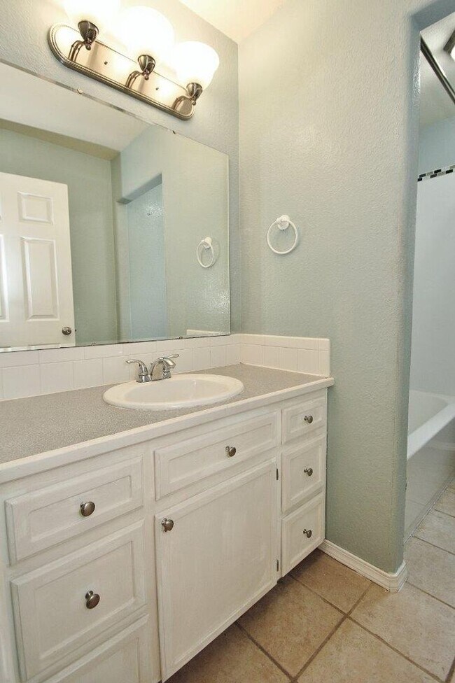 Building Photo - Clean & Move-In Ready Single-Level Home