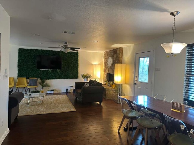 Building Photo - 108 Belaire Cir