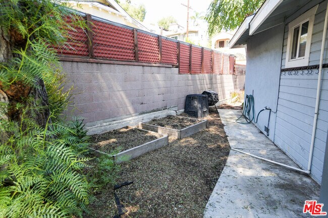 Building Photo - 2847 Pyrites St