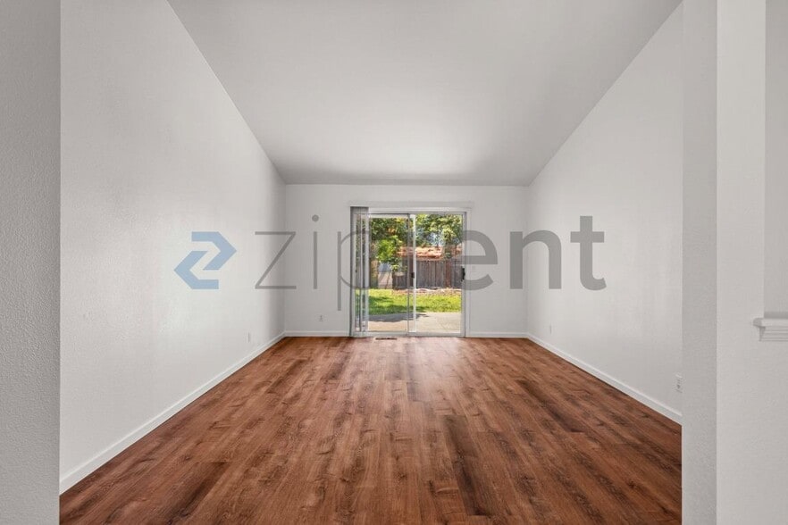 Building Photo - Unit