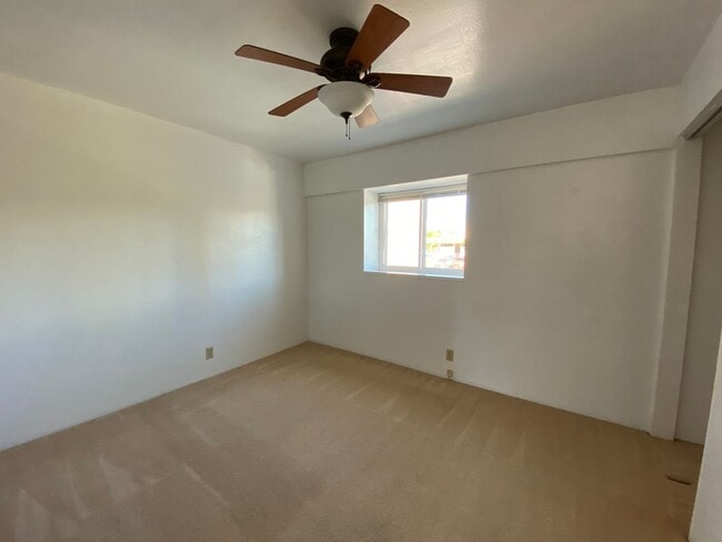 Building Photo - TOWNHOUSE - 3 BED/ 2 BATH/ 1 PARKING AT HARBOR POINTE (Just Listed)