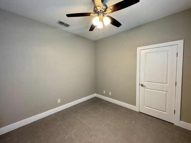 Building Photo - Spacious 4-Bedroom Home in Poinciana – Internet Included & No HOA Approval Required