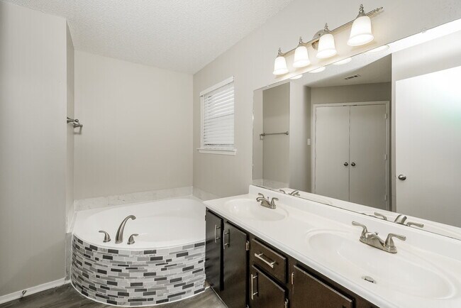 Building Photo - 10312 Lone Pine Ln