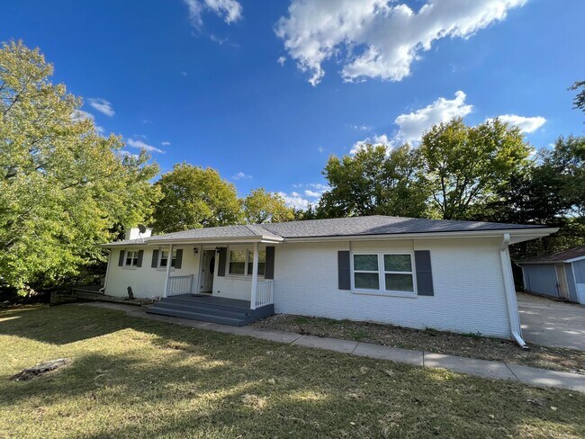 Building Photo - 4 Bed 3 Bath Large lot by Milford lake. Al...