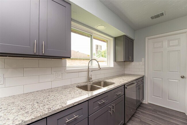 Building Photo - 15822 Bazelbriar Ln