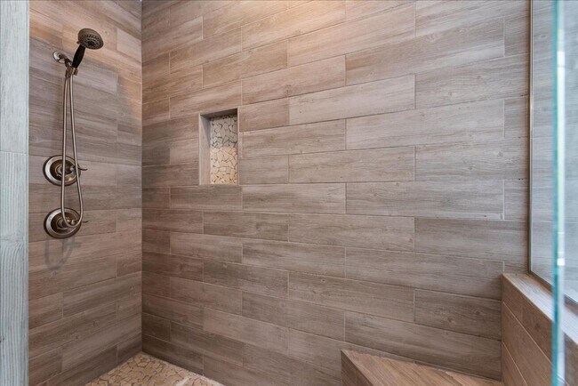 Building Photo - Move-In Ready Luxury in Island Point Estates