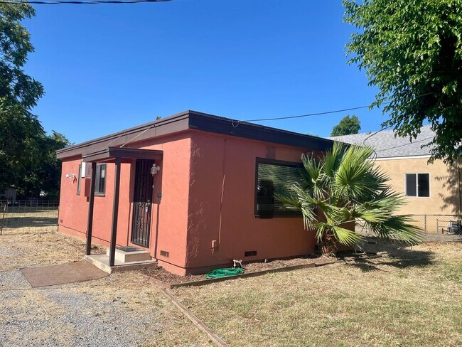 Building Photo - Charming 1 Bedroom