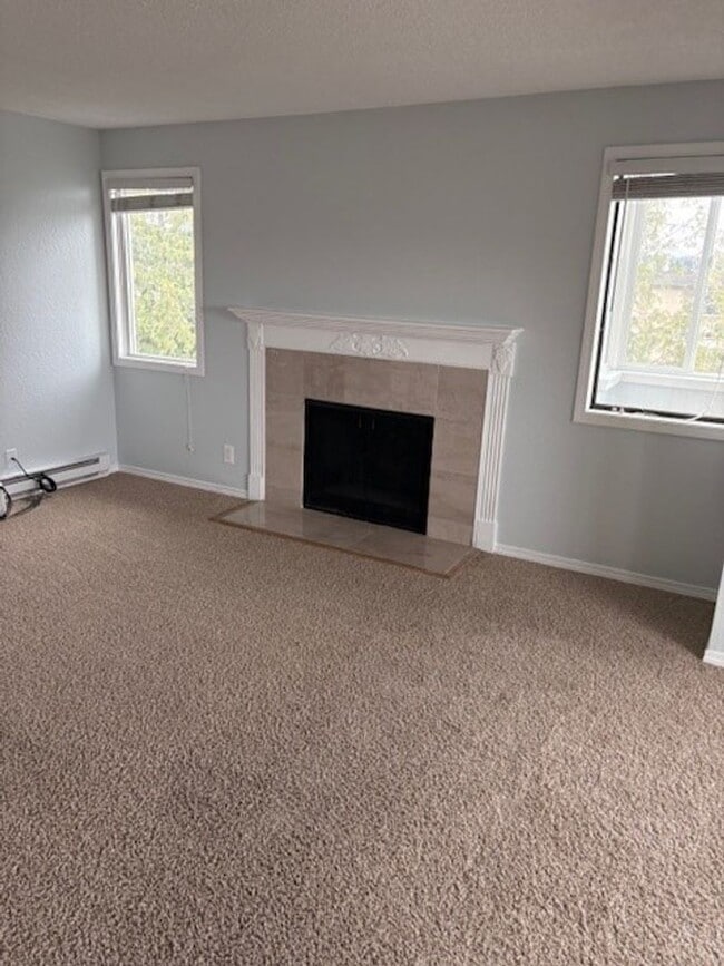 Building Photo - Discover your new home in Des Moines!