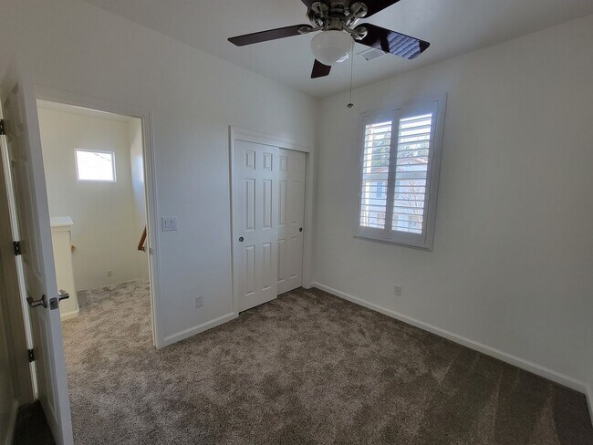 Building Photo - 3 bedroom 2.5 bathroom in desirable NW Visalia Bella Sera gated community!