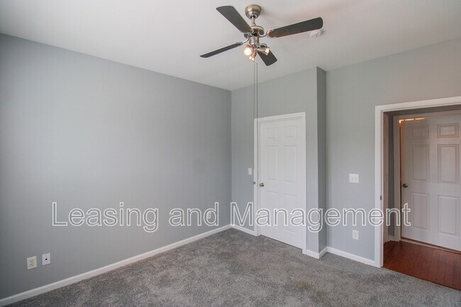 Building Photo - 130 River Landing Dr