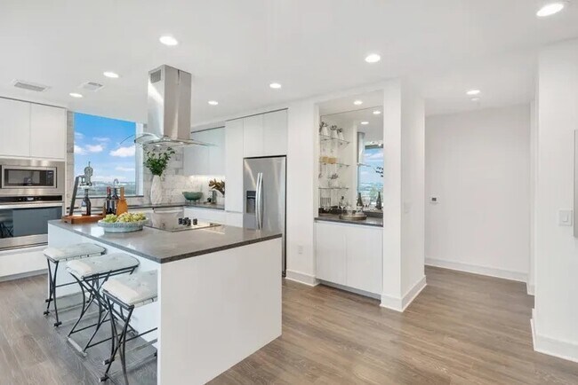 Building Photo - Luxury High-Rise Living with Up to 4 Weeks...