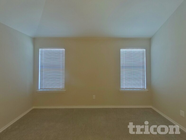 Building Photo - 2565 Hadley St