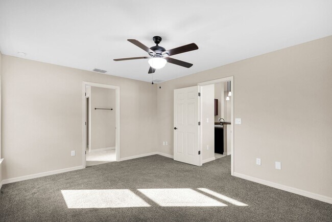 Building Photo - Large 4 Bedroom Rental!