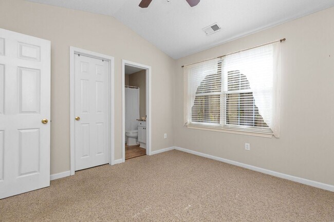 Building Photo - Townhome in The Market Common!