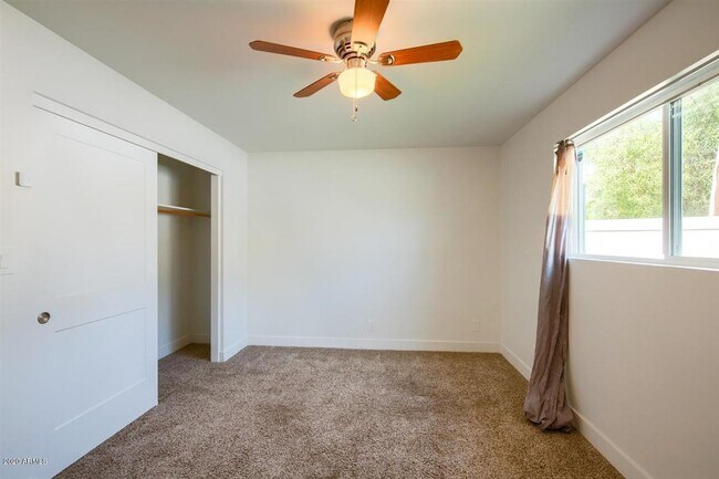 Building Photo - 3140 E Glenrosa Ave