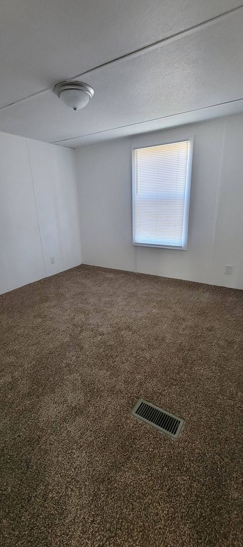 Building Photo - Ready to Move in