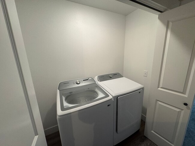 Building Photo - Fresh Annafeld Townhome — Don’t Miss This One