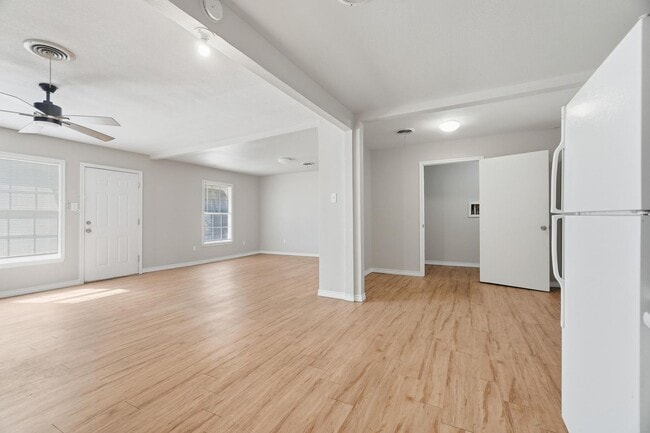 Building Photo - 2034 Collins Ave