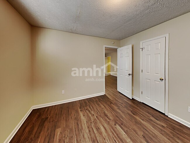 Building Photo - 1401 Buckingham Pl