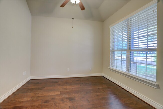 Building Photo - 606 Sabinal St