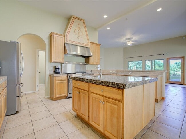 Building Photo - 4 Bedroom 4 Bathroom