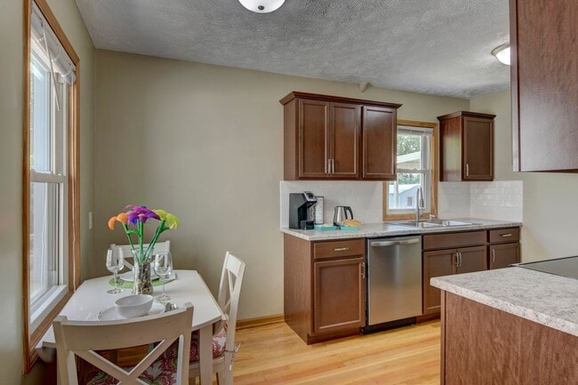 Building Photo - 2 Bedroom in Aksarben