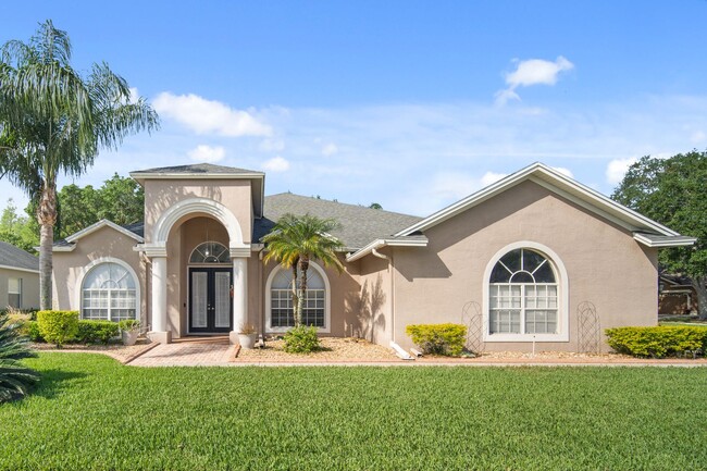 Building Photo - Enjoy the luxury living in Kingshyre, a hi...