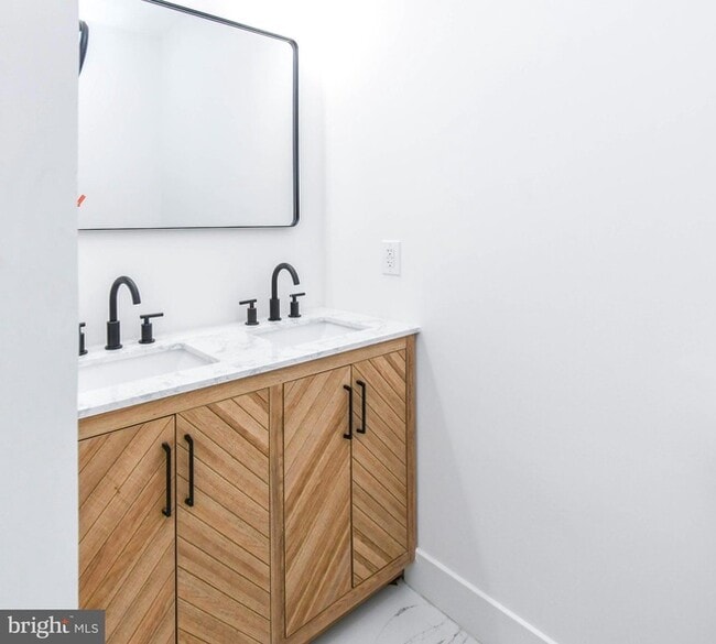 Building Photo - 104 R St NE