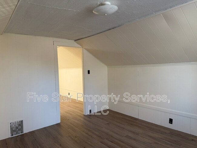 Building Photo - 421 W Reynolds St