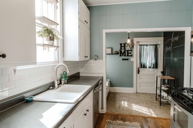 Building Photo - Charming 3 Bedroom Home with Hardwood Floo...