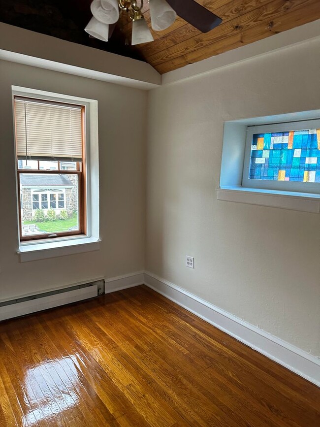 Building Photo - Large pet-friendly 3-bedroom house for ren...