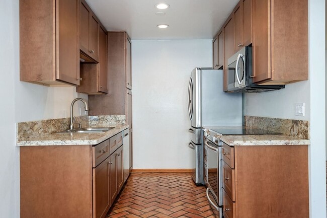Building Photo - This wonderful East Beach Townhome Awaits!